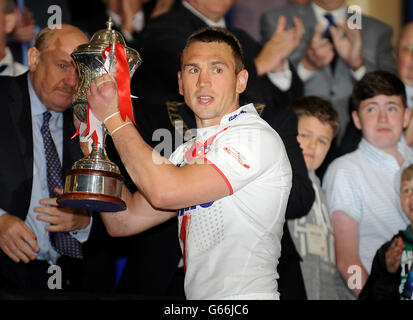 Der englische Kapitän Kevin Sinfield hebt die International Origin Match Trophy an, nachdem er das Interational-Spiel im Halliwell Jones Stadium, Warrington, gewonnen hat. Stockfoto