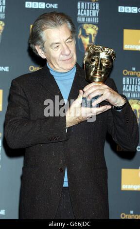 Sir Ian McKellen während einer Fotoserie, um die Nominierungen für die Orange British Academy Film Awards 2003 bei der BAFTA in Piccadilly, im Zentrum von London, bekannt zu geben. Stockfoto