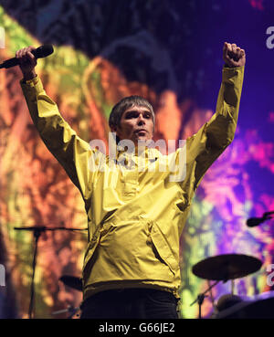 . Ian Brown von The Stone Roses tritt auf der Hauptbühne beim Isle of Wight Festival in Seaclose Park, Newport, Isle of Wight auf. Stockfoto