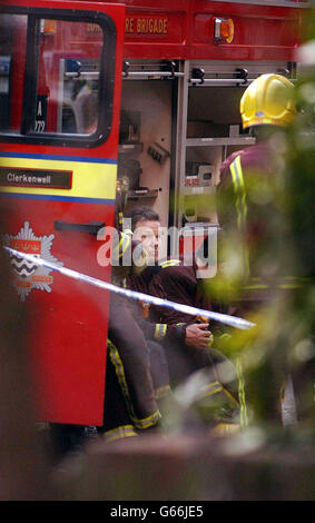 Pendler, die an samstagen an der Central Line Station in der Chancery Lane im Zentrum von London an der U-Bahn-Station Epping in Essex in einen Ersatzbus einsteigen. Stockfoto