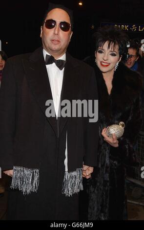 Liza Minnelli und ihr Mann David gest kommen für die UKC Hero Awards im Dorchester Hotel in der Londoner Park Lane an. Der UKC Hero Award wird von der UK Coalition of People Living With HIV and AIDS organisiert. * würdigt den Beitrag einer Person zur Bekämpfung von HIV und AIDS im Vereinigten Königreich. Stockfoto