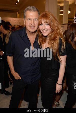 Mario Testino und Charlotte Tilbury nehmen Teil, während die Make-up-Künstlerin Charlotte Tilbury im Concept Store in Selfridges in London eine Veranstaltung veranstaltet, bei der Schönheit gefeiert und ihr Einfluss auf Mode, Kunst und Kultur erforscht wird. Stockfoto