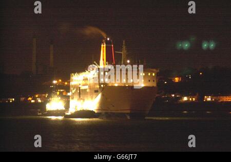 Die Stena Europe wird mit Schleppern ins pembroke Dock eskortiert. Hubschrauber und Rettungsboote wurden zur Hilfe der Passagierfähre geschickt, die vor der Küste von Wexford Strom verlor. Die Stena Europe, die 155 Passagiere befördert hatte, *.. Verlor kurz vor 13 Uhr die Motorleistung, da sie sich etwa drei Kilometer von Tuscar Rock entfernt befand. Die Rettungsdienste begaben sich auf den Weg zum Schiff, aber die Ingenieure an Bord schafften es kurz danach, die Macht wieder zu erlangen. Stockfoto