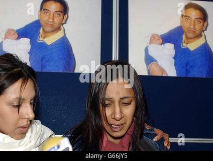 Naila Hussain, 34 (rechts), wird von ihrer Schwester Iram Altef getröstet, während sie vor Bildern ihres verstorbenen Ehemannes Tasawar Hussain sitzt, dem Bradford-Mann, der während einer Pressekonferenz in Bradford erschossen wurde, während er einer Räuberbande hinterherjagte. * Ihr Mann wurde in einer uneinsehbaren Reichweite erschossen, nachdem er und ein Freund bewaffnete Räuber verfolgt und konfrontiert hatten, die einen Sicherheitsbeamten auf ein Reisebüro in der Stadt Angriffen. Stockfoto