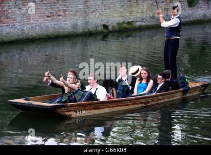 Cambridge University May Ball. Die Studenten genießen einen morgendlichen Punt auf der River Cam, nachdem sie an den May Balls-Feierlichkeiten in Cambridge teilgenommen haben. Stockfoto