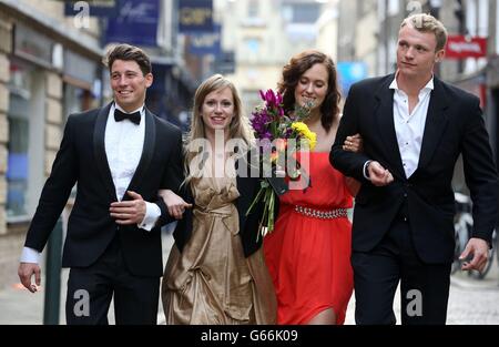 Cambridge University May Ball. Die Studenten machen sich auf den Weg nach Hause, nachdem sie an den May Balls Feiern in Cambridge teilgenommen haben. Stockfoto