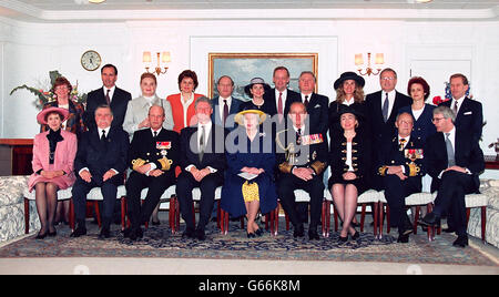 Die Königin, Staatsoberhäupter und ihre Frauen an Bord der Royal Yacht Britannia zum D-Day-Gedenken. L-R vordere Reihe: Norma Major, Präsident Walesa, König Harald von Norwegen, Präsident Clinton, die Königin, der Herzog von Edinburgh, Frau Clinton, Prinz Bernhard von den Niederlanden, John Major. L-R Back Row: Frau Bolger, Paul Keating, Frau Emilia Kovacova, Louka Katseli, Gerassimos Arsenis (griechischer Verteidigungsminister), Aline Chretien, Jean Chretien (Premierminister von Kanada), Michael Kovac, Frau Keating, Jim Bolger (Premierminister von Neuseeland), Danuta Walesa, Präsident Havel. Stockfoto