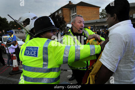 Sri-lankische Cricket-Fans stoßen nach dem ICC Champions Trophy-Spiel im Oval, London, auf Polizei und Demonstranten aus dem Ausweisung Sri Lankas aus der Commonwealth-Protestgruppe. Stockfoto