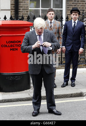 Boris Johnson, der Bürgermeister von London, tritt in der London Collection in Savile Row, London, mit männlichen Models in ikonischen britischen Stilen zusammen, um die Geschichte und das Erbe britischer Herrenmode zu feiern. Stockfoto