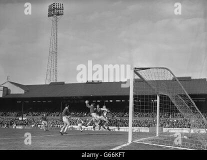 Chelsea-Torhüter Bert Murray holt den Ball von Arsenal Mitte-vorne Geoffrey Strong und außen links Alan Skirton (No 11) während der First Division Spiel Stamford Bridge in London. Murray hilft Chelsea rechts hinten Ken Shellito (Hintergrund). Murray, der bereits in der rechten Mitte gespielt hatte, übernahm das Tor, als Torhüter Peter Bonetti verletzt wurde und ins Krankenhaus gebracht werden musste. Stockfoto