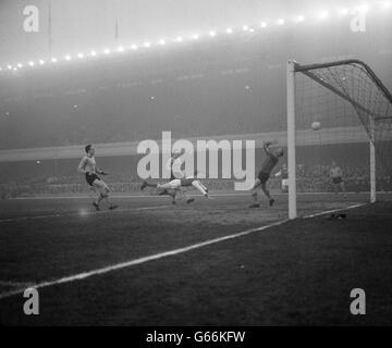 Arsenal Inside-Right Geoffrey Strong punktet das erste Tor seines Teams mit einem Tauchkopf gegen Wolverhampton Wanderers beim FA Cup-Spiel in Highbury, London. Der Ball entzieht sich Wolves-Torhüter Fred Davies, als er ins Netz segelt. Stockfoto