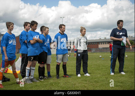 England International und Streetgames Football Pools Fives Botschafter Izzy Christiansen beobachtet die Teams während der Übungen Stockfoto