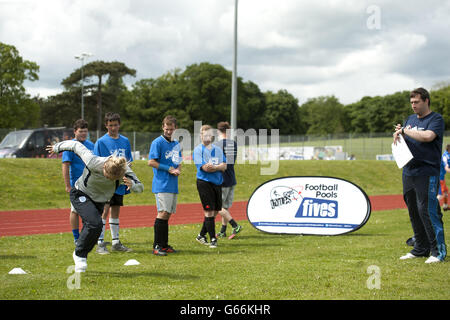 Fußball - StreetGames Fußball Pools Fives - Tupton Hall School. England International Izzy Christiansen unterstützt das Streetgames Football Pools Fives-Programm in Chesterfield Stockfoto