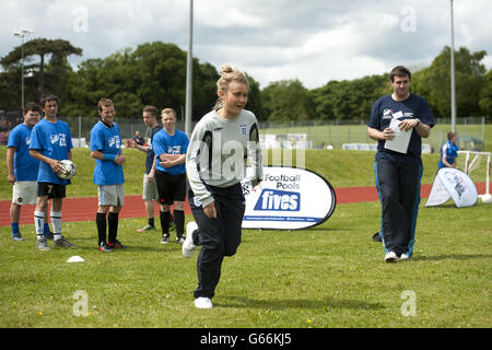 Fußball - StreetGames Fußball Pools Fives - Tupton Hall School. England International Izzy Christiansen unterstützt das Streetgames Football Pools Fives-Programm in Chesterfield Stockfoto