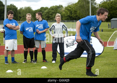 England International und Streetgames Football Pools Fives Botschafter Izzy Christiansen beobachtet die Teams während der Übungen Stockfoto