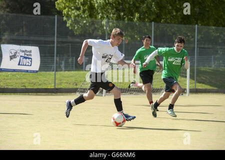 Fußball - StreetGames Fußball Pools Fives - Tupton Hall School. Teams in Aktion während der Streetgames Football Pools Fives in Chesterfield Stockfoto