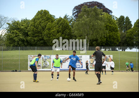 Mannschaften im Einsatz während der Streetgames Football Pools Fives in Chesterfield Stockfoto