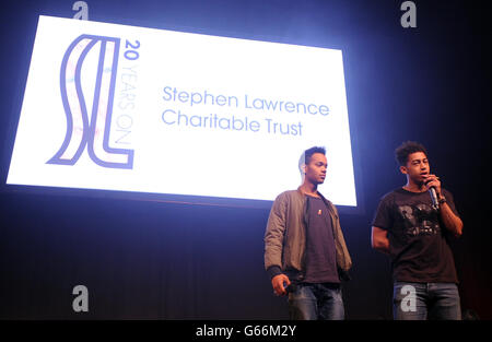 Harley und Jordan von Rizzle Kicks nehmen an einem Q&A mit besonderen Gästen Teil, während der Eröffnung von „Unity - A Concert for Stephen Lawrence“ in den Abbey Road Studios, London. Stockfoto