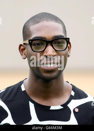 Tinie Tapah kommt bei der Burberry Prorsum Show in The London Collections: MEN SS14 in Kensington Gardens in London an. Stockfoto