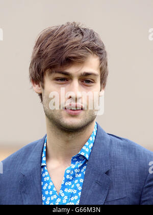 Douglas Booth kommt bei der Burberry Prorsum Show bei The London Collections: MEN SS14 in Kensington Gardens in London an. Stockfoto