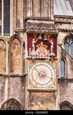Uhr auf der Außenseite der Kathedrale von Wells, Somerset, England, UK Stockfoto