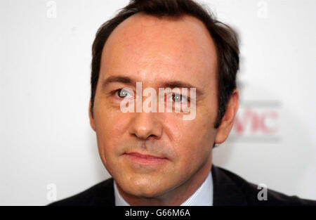 Schauspieler Kevin Spacey während einer Pressekonferenz im Old Vic Theatre im Zentrum von London, wo er seine Ernennung zum neuen künstlerischen Leiter des Theaters bekannt gab. Stockfoto