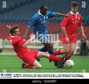 Fußball - AUTOWINDSCREENS Schild FINAL - Rotherham United gegen Shrewsbury Town - Celebrity Match Stockfoto