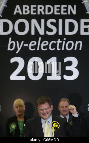 SNP-Kandidat Mark McDonald feiert den Gewinn der Nachwahl in Aberdeen Donside im Beacon Center, Aberdeen, Schottland. Stockfoto