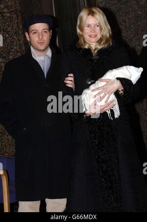 Model Claudia Schiffer und ihr Mann Matthew Vaughn verlassen das Portland Hospital im Zentrum von London mit ihrem neuen Jungen Casper Matthew De Vere Drummond. Der Junge wurde am Donnerstag geboren, nachdem Schiffer sich einem Kaiserschnitt im exklusiven Portland Hospital unterzogen hatte. Stockfoto