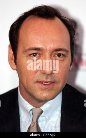 Schauspieler Kevin Spacey bei einer Pressekonferenz im Old Vic Theatre im Zentrum von London, wo er seine Ernennung zum neuen Künstlerischen Leiter des Theaters bekannt gab. * 02/03/03 Oscar-Gewinner Kevin Spacey, der in einem Interview in OM, The Observer Magazine, schloss sich der langen Liste der Hollywood-Stars gegen einen Krieg mit dem Irak, als er für eine diplomatische Lösung. Spacey, 49, der neue künstlerische Leiter des Londoner Old Vic Theaters, sagte, er hoffe, dass sich die Geschichte der Vereinigten Staaten, ein friedliches Ende der Spannungen zu finden, durchsetzen würde. Spacey, dessen neuer Film The Life of David Gale in am 14. März erschien. Stockfoto