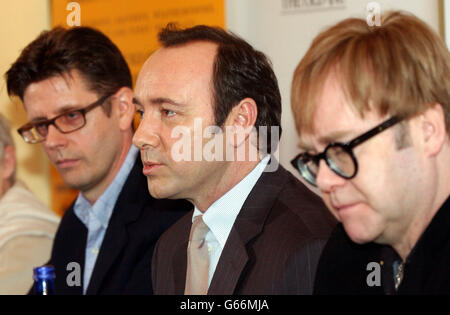 Von links nach rechts: ITV-Chef David Lidiment, Schauspieler Kevin Spacey und Sänger Sir Elton während einer Pressekonferenz im Old Vic Theatre in der Mitte, wo Spacey seine Ernennung zum neuen Künstlerischen Leiter des Theaters ankündigte. Stockfoto