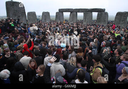 Sommersonnenwende in Stonehenge. Bei der Sommersonnenwende versammeln sich in Stonehenge in Wiltshire im Morgengrauen Menschenmassen unter den Steinen. Stockfoto