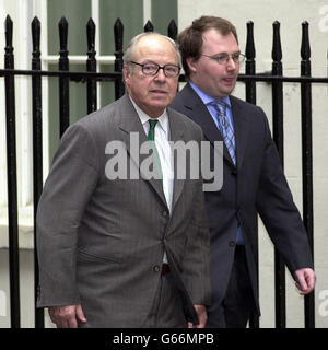 Der UN-Waffeninspektor Hans Blix kommt in der Downing Street zu Gesprächen mit dem britischen Premierminister Tony Blair an. Mohamed El Baradei, der Leiter der Internationalen Atomenergiebehörde, war fünfzehn Minuten zuvor eingetroffen. * Herr El Baradei und Herr Blix haben ebenfalls mit Außenminister Jack Straw zusammentreffen. Stockfoto