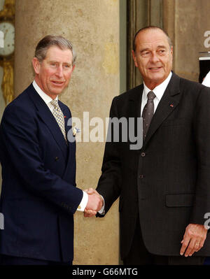 Der Prinz von Wales schüttelt die Hände mit dem französischen Präsidenten Jacques Chirac auf den Stufen des Elysee-Palastes im Zentrum von Paris. Der Prinz verbrachte den Tag in der französischen Hauptstadt, um den Verkauf von britischem Rindfleisch zu fördern, besuchte die Sorbonne und besuchte ein Konzert. * Es ist das erste Engagement des Prinzen in Paris seit dem Tod von Diana, der Prinzessin von Wales. Stockfoto