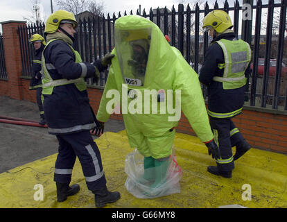 Feuerwehrleute in chemischen Schutzanzügen besuchen eine große Flamme in einer chemischen Fabrik in Leeds. Rund 80 Feuerwehrleute kämpften bei Armourcote Surface Technology auf Long Causeway, bei Cross Green gegen den Brand. * EINE West Yorkshire Fire Service Sprecherin sagte, 11 Pumpen wurden gegen den Brand in der freistehenden Lagerhalle, die eine Reihe von verschiedenen Chemikalien beherbergt kämpfen. Stockfoto