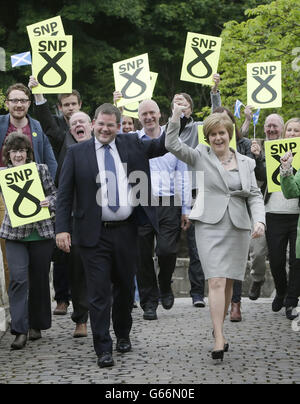 Der neu gewählte MSP für Aberdeen Donside Mark McDonald und die stellvertretende First Ministerin Nicola Sturgeon danken Aktivisten, die bei der Nachwahl beim Brig o' Balgownie in Aberdeen einen SNP-Sieg errungen haben. Stockfoto