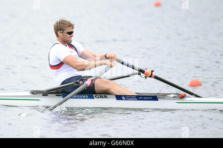 Der Großbritanniens Alan Campbell tritt am ersten Tag der Ruderweltmeisterschaft in Eton Dorney, Buckinghamshire, in der Hitze seiner Männer an. Stockfoto