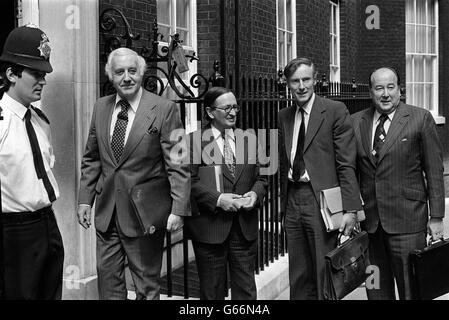 Mitglieder einer Delegation des Verbands der britischen Industrie, die in der Downing Street 10 zu ihrem ersten formellen Treffen mit Margaret Thatcher seit ihrer Zeit als Premierministerin eintraf. Von links: Sir John Greenborough, der CBI-Präsident, Sir Donald McDougall, Sir Adrian Cadbury und Herr H Astley Whittall. Stockfoto