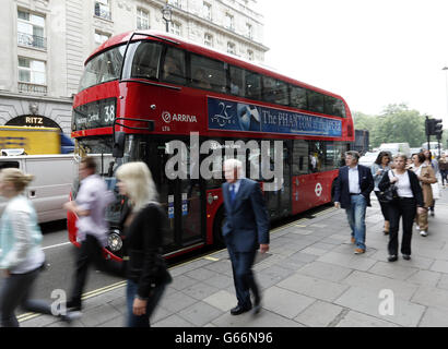Der neue Routemaster-Bus, der auf der Strecke 38 verwendet wird, fährt am Ritz Hotel am Piccadilly, London vorbei. Der Service beginnt morgen auf der ersten Strecke, die vollständig von der neuen Generation der Hop-on-Hop-off-Busse "Boris" bedient wird. Stockfoto