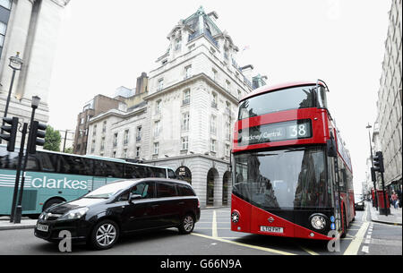 Neue Bus-Dienste starten Stockfoto