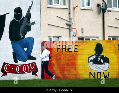 Graffiti in der Nähe von Johnny Adairs Haus an der Shankill Road in Belfast. Da flüchtige Unterstützer von Johnny 'Mad Dog' Adair bereits nach einer Unterkunft in Ayrshire suchen, sagte sein engster Mitarbeiter John White, dass mehr Menschen geplant haben, dorthin zu ziehen. Stockfoto