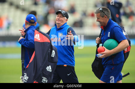 Indiens Trainer Duncan Fletcher tritt mit den Engländerinnen Graham Thorpe und Ashley Giles beim ICC Champions Trophy Finale in Edgbaston, Birmingham, an. Stockfoto