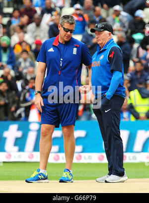 Die englische Coah Ashley Giles (links) und Indiens Trainer Duncan Fletcher während des ICC Champions Trophy Finales in Edgbaston, Birmingham. Stockfoto