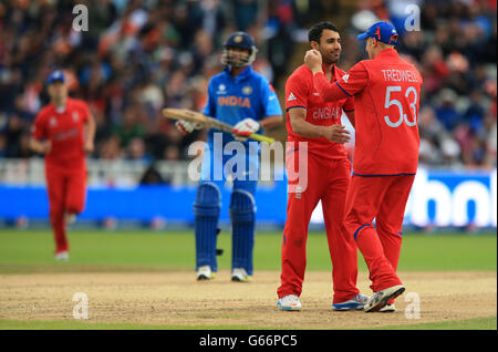 Der englische Ravi Bopara feiert das Wicket des indischen Shikhar Dhawan mit James Tredwell während des ICC Champions Trophy Finales in Edgbaston, Birmingham. Stockfoto