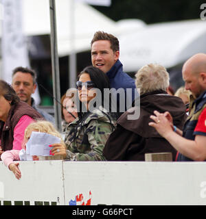 Katie Price (Mitte), Ehemann Kieran Hayler (in Blau) und Tochter Princess während des Hickstead Derby auf dem All England Jumping Course, Hickstead. Stockfoto