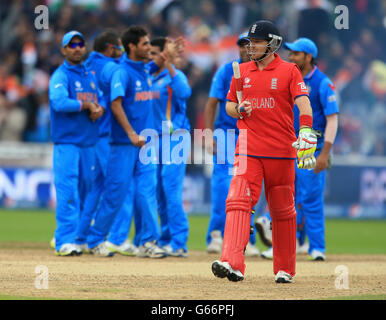 Der englische Ian Bell wird vom indischen Mahendra Singh Dhoni während des ICC Champions Trophy Finals in Edgbaston, Birmingham, gestolpert. Stockfoto