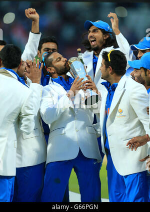 Der indische Shikhar Dhawan feiert die Trophäe beim ICC Champions Trophy Finale in Edgbaston, Birmingham. Stockfoto