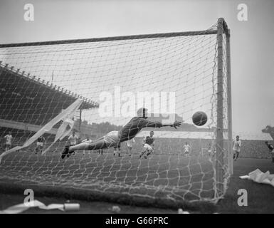 Manchester United Torwart Harry Gregg taucht über die Torlinie, kann aber während des Spiels der ersten Division in Highbury, London, die perfekt platzierte Strafe von Arsenals links-innen-George Eastham nicht erreichen. Arsenal gewann 2:1. Stockfoto