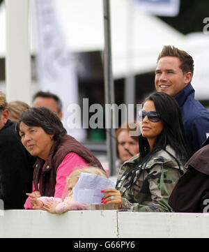 Katie Price (Mitte), Ehemann Kieran Hayler (in Blau) und Tochter Princess während des Hickstead Derby auf dem All England Jumping Course, Hickstead. Stockfoto