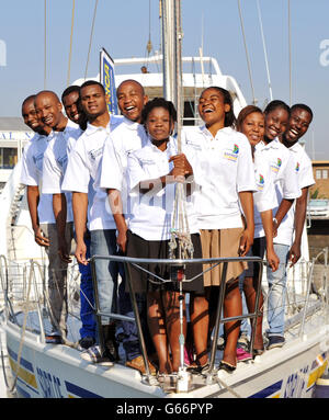 Junge Südafrikaner werden bei einem Fotocall im Point Yacht Club in Durban, Südafrika, an den Etappen des Clipper Round the World Yacht Race teilnehmen. Stockfoto